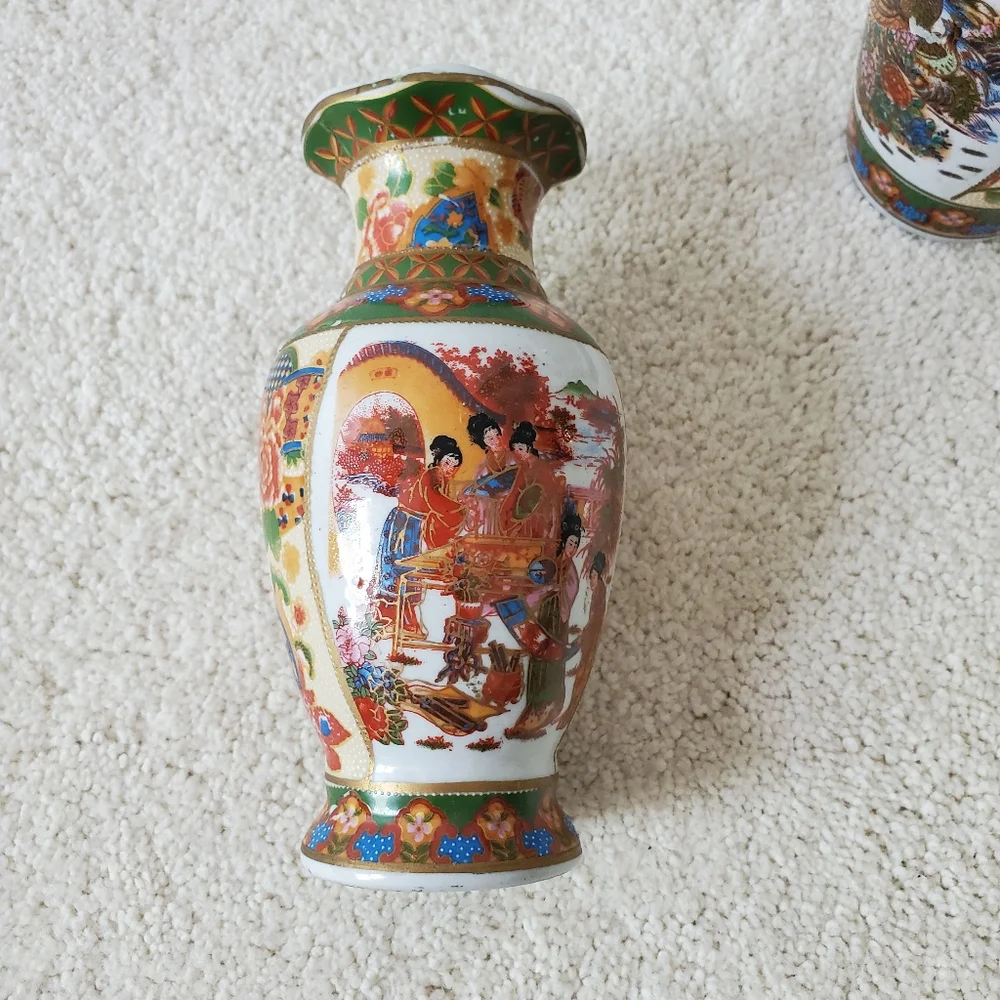 Vintage Pair of Asian Vases with scalloped top - Set of 2